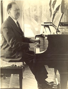 LawrenceMunsonatthepiano.jpg